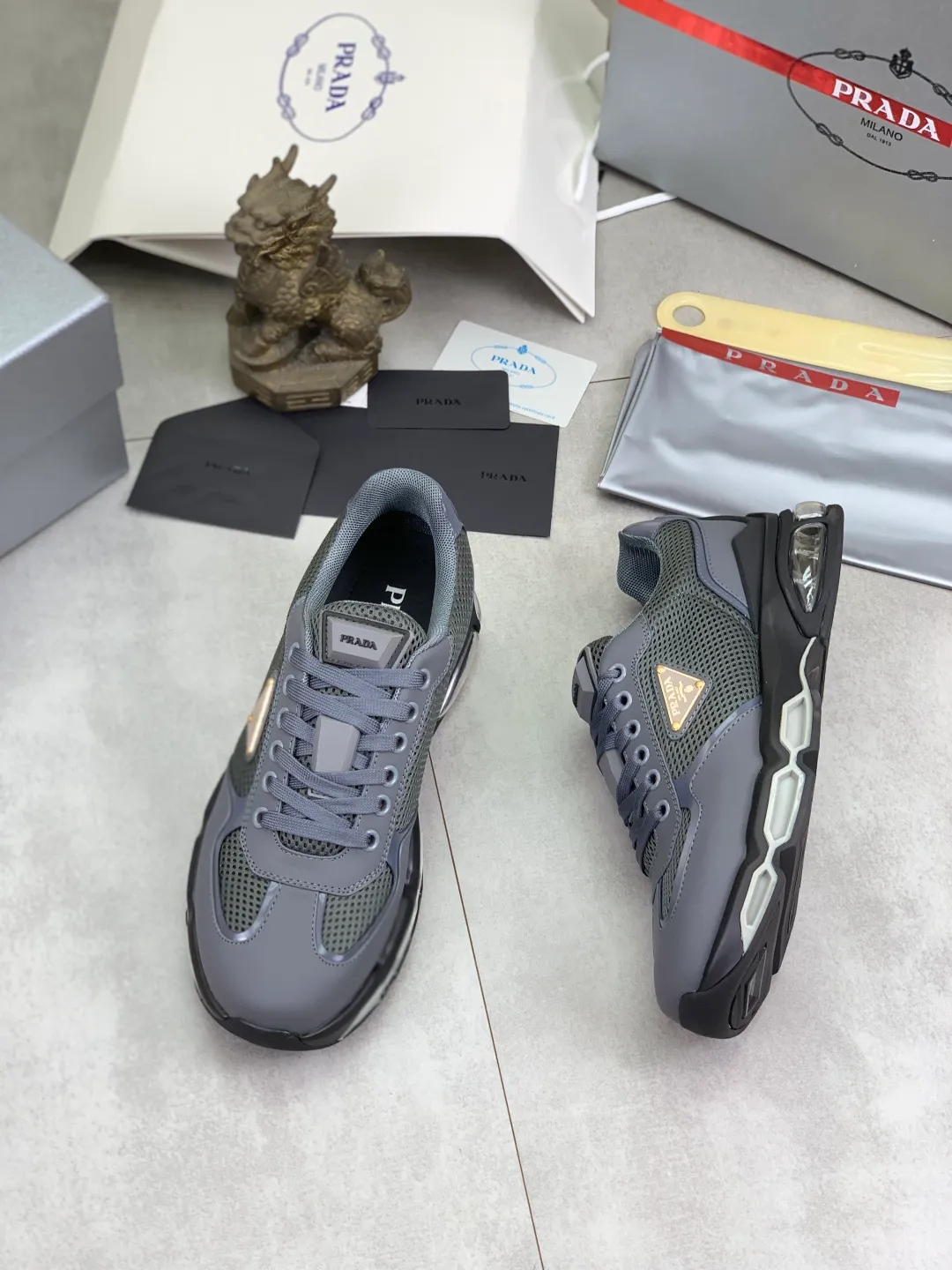 Men's men's shoes 💰P660 💰[New model] The top version is now available on the official website, 🆘 Air-cushion shock-absorbing thick-soled trendy brand (Prada) is the main popular model, avant-garde and versatile fashionable men's shoes, private version mold opening, cowhide surface splicing 1:1.. Simple fashion, original imported cowhide feet; the atmosphere and personality are more fashionable, eye-catching and pursuing class. It will subvert the old idea and be a must-have for fashion trendsetters with you! Must keep it for yourself ! Tall and comfortable, large and low, high-end quality workmanship. Code number: 38-45; 4 colors available.